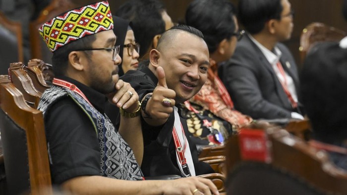 Pemohon Syamsul Jahidin (kedua kiri) mengacungkan jempol saat sidang pembacaam putusan uji materiil UU Polri di Gedung MK, Jakarta, Kamis (13/11/2025). MK mengabulkan uji materi terhadap pasal 28 ayat (3) UU No. 2 tahun 2002 tentang Kepolisian Negara Republik Indonesia sehingga kini anggota Polri aktif harus mengundurkan diri atau pensiun untuk menduduki jabatan di luar kepolisian. ANTARA FOTO/Hafidz Mubarak A/bar