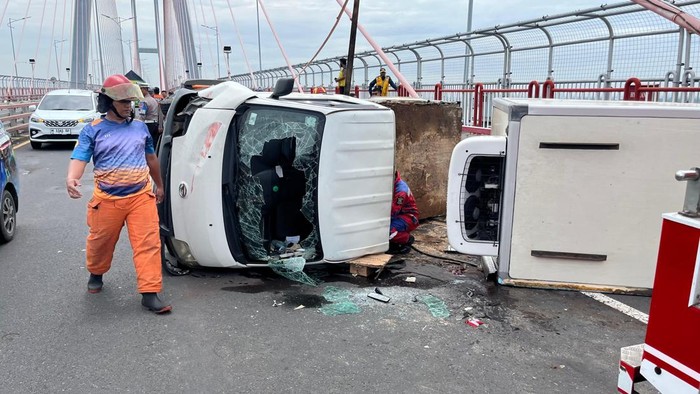 Mobil boks yang terguling di tengah Jembatan Suramadu saat ini sudah dievakuasi.
