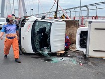 Mobil Boks Terguling di Tengah Jembatan Suramadu gegara Pecah Ban