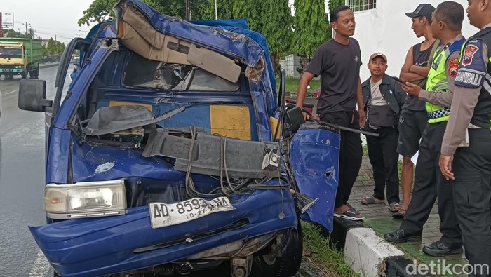Mobil pikap ringsek tabrakan di jalan Jogja-Solo, Desa Banaran, Kecamatan Delanggu, Klaten.
