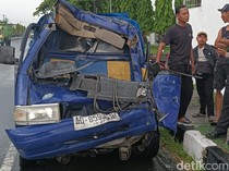 Sopir Pikap Terjepit Usai Hantam Bokong Truk di Jalan Jogja-Solo
