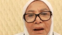 Gak banyak yang diminta komedian senior tersebut saat menjalani ibadah umrah. Foto: dok instagram Mpok Atiek