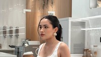 Ada juga momen kuliner Nicole saat di Indonesia. Salah satunya saat menikmati kopi di kafe Arabica yang populer dari Jepang. Foto: Instagram/@nicoleparham_
