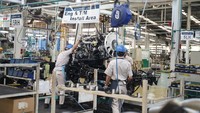 Dalam amatan detikcom, para pekerja berdiri di atas rel berjalan yang mengikuti line produksi tanpa harus berjalan perlahan mengikuti jalannya line produksi. Di sini pemasangan mesin dan transmisi. Foto: Dok. Fuso