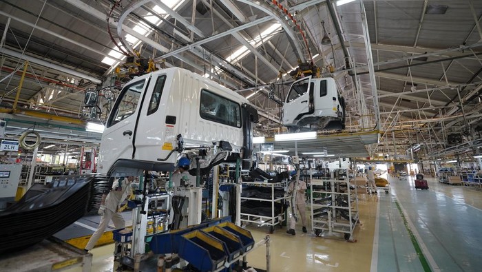 Pabrik Mitsubishi Fuso di Cakung
