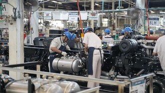 Potret Produksi Raja Truk di Indonesia yang Sejam Bisa Keluar 15 Unit