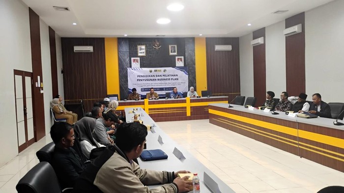 Para pengurus koperasi di Sukabumi serius mengikuti pelatihan penyusunan rencana bisnis yang digelar DKUKM. Pelatihan ini menjadi langkah awal digitalisasi tata kelola koperasi agar makin profesional.