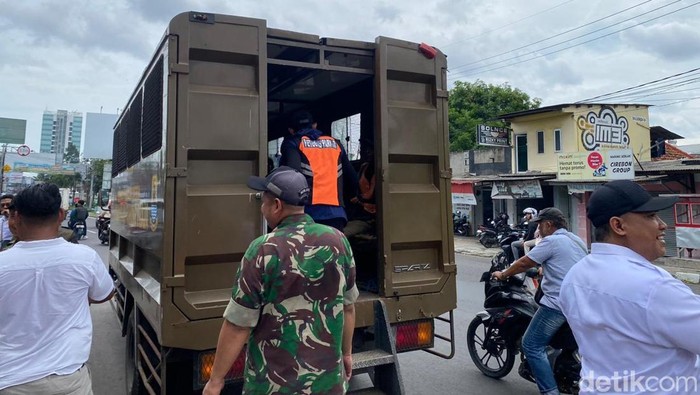 Parkir liar di jalur pantura Cirebon.