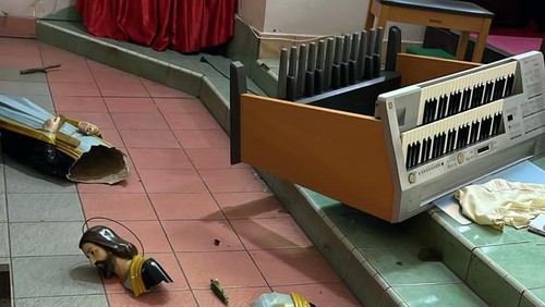 Patung Yesus dan organ yang jatuh hingga rusak di sebuah biara di Maumere, Rabu (12/11/2025).