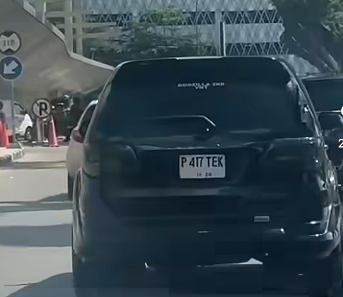 Pelat mobil Fortuner yang menggunakan pelat nyeleneh. (Foto: Sumutnusantara/Instagram)