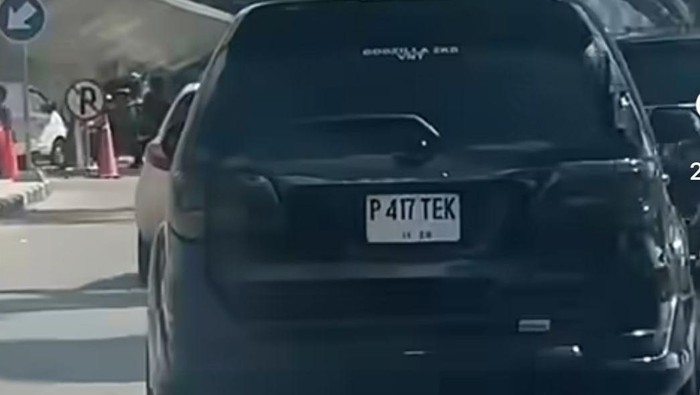 Pelat mobil Fortuner yang menggunakan pelat nyeleneh. (Foto: Sumutnusantara/Instagram)