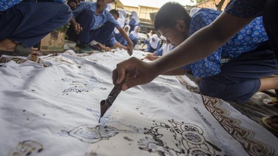 Ratusan Siswa SMP di Indramayu Antusias Ikuti Workshop Membatik Tradisional