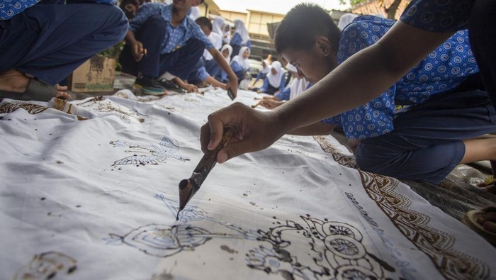 Siswa SMP Negeri 3 Jatibarang belajar membatik pada workshop Batik PaomanArt di Indramayu, Jawa Barat, Kamis (13/11/2025). Kegiatan belajar membatik menggunakan canting tradisional yang diikuti sekitar 100 siswa tersebut untuk melatih kemampuan sekaligus bagian dari penerapan P5 (projek penguatan profil pelajar Pancasila) dalam kurikulum merdeka guna mengenalkan lebih dekat warisan budaya khususnya batik Indramayu bagi generasi muda. ANTARA FOTO/Dedhez Anggara/YU