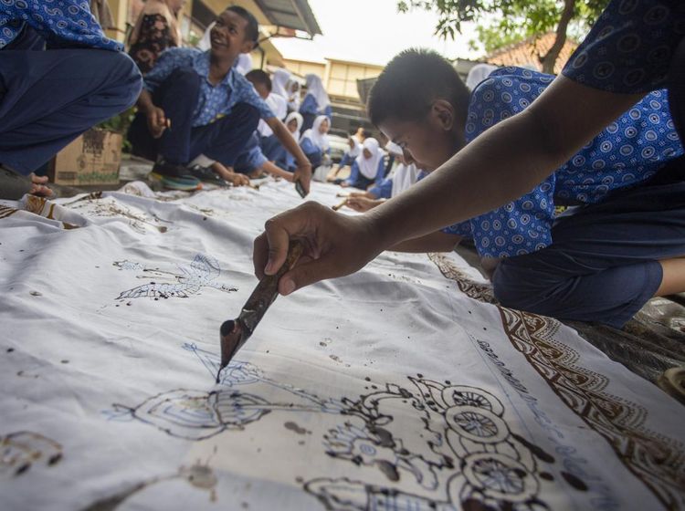 Ratusan Siswa SMP di Indramayu Antusias Ikuti Workshop Membatik Tradisional