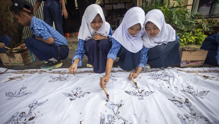 Siswa SMP Negeri 3 Jatibarang belajar membatik pada workshop Batik PaomanArt di Indramayu, Jawa Barat, Kamis (13/11/2025). Kegiatan belajar membatik menggunakan canting tradisional yang diikuti sekitar 100 siswa tersebut untuk melatih kemampuan sekaligus bagian dari penerapan P5 (projek penguatan profil pelajar Pancasila) dalam kurikulum merdeka guna mengenalkan lebih dekat warisan budaya khususnya batik Indramayu bagi generasi muda. ANTARA FOTO/Dedhez Anggara/YU