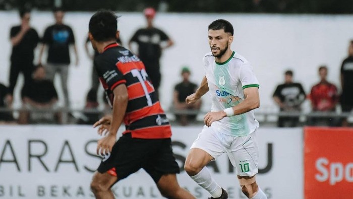 Pemain PSMS Medan Barata mencoba melewati pemain Persekat Tegal (Dok. Instagram PSMS Medan)