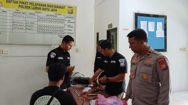 Pemasangan jaringan radio Polri di Polsek Lubuk Batu Jaya, Indragiri Hulu guna memperlancar koordinasi dan komunikasi. Pemasangan jaringan radio Polri di Polsek Lubuk Batu Jaya, Indragiri Hulu guna memperlancar koordinasi dan komunikasi.