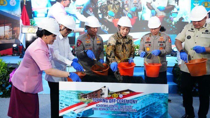 Wakapolri Komjen Dedi Prasetyo memimpin peletakan baru pertama rumah ibadah di kawasan pembangunan SMA Kemala Taruna Bhayangkara (KTB), Gunung Sindur, Bogor, Jawa Barat, Kamis (13/11/2025).