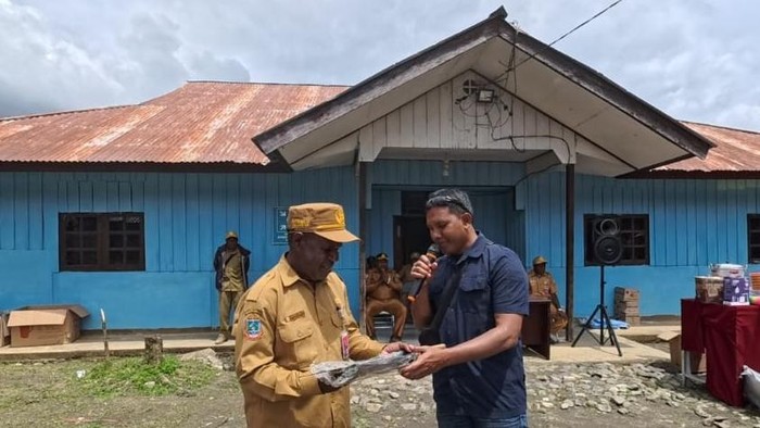 Pemberian bantuan secara simbolis kepada kepala distrik di Puncak, Papua Tengah.