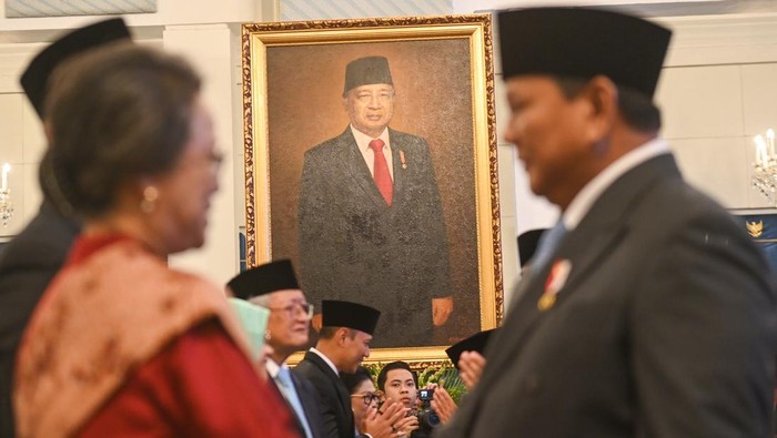 Foto Presiden kedua RI Soeharto menjadi latar belakang saat Presiden Prabowo Subianto (kanan) memberikan selamat kepada putri tokoh hukum dan diplomat Mochtar Kusumaatmaja, Armida Alisjahbana (kiri) usai prosesi upacara pemberian gelar pahlawan di Istana Negara, Jakarta, Senin (10/11/2025). Presiden Prabowo menganugerahkan gelar Pahlawan Nasional kepada 10 tokoh yang dinilai berjasa besar bagi Indonesia, antara lain K.H. Abdurrahman Wahid, Jenderal Besar TNI H.M. Soeharto, Marsinah, Mochtar Kusumaatmaja, Hj. Rahma El Yunusiyyah, Jenderal TNI (Purn) Sarwo Edhie Wibowo,  Sultan Muhammad Salahuddin, Syaikhona Muhammad Kholil, Tuan Rondahaim Saragih, dan Zainal Abidin Syah. ANTARA FOTO/Aditya Pradana Putra