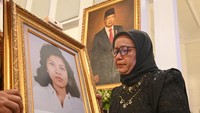 Penetapan Soeharto sebagai pahlawan sudah menuai kecaman dari para aktivis HAM dari sejak lama, terlebih lagi kini nama itu disandingkan dengan Marsinah yang dianggap korban kekerasan militer zaman Orde Baru. ANTARA FOTO/Aditya Pradana Putra