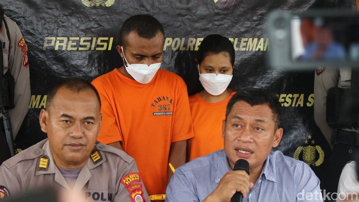 Sejoli mahasiswa yang membuang bayi di Ngemplak dihadirkan saat rilis kasus di lobi Polresta Sleman, Kamis (13/11/2025)