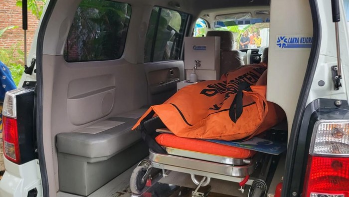 Evakuasi jasad Tri Retno yang ditemukan meninggal tak wajar di rumahnya Mojoagung, Jombang