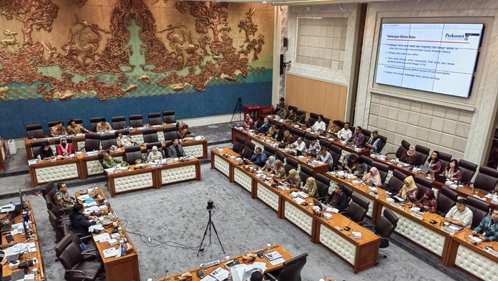 Pengusaha konveksi menyampaikan keluhannya terhadap serbuan barang impor yang berasal dari China.