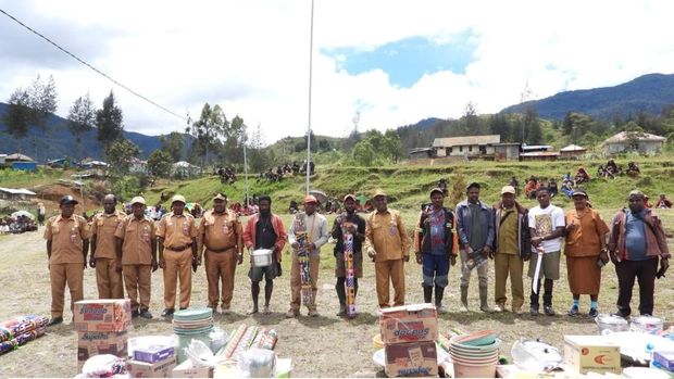 Penyerahan bantuan dari kepala distrik kepada 6 kepala kampung di Puncak, Papua Tengah.