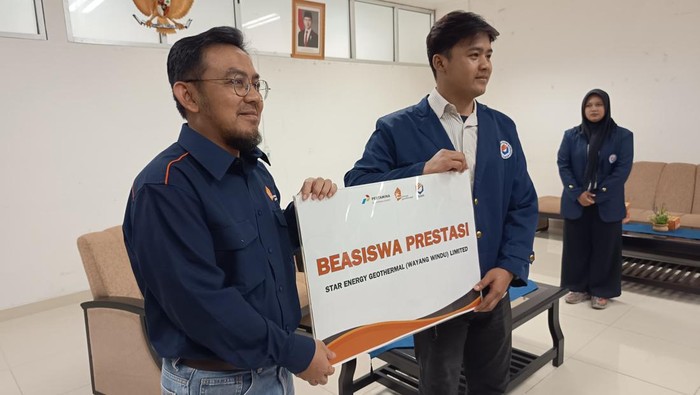 Penyerahan beasiswa pada mahasiswa Polban
