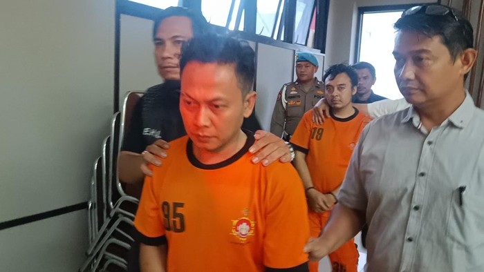 Polisi menangkap dua perampok yang membunuh pengemudi taksi online, Ujang Adiwijaya (57) di Tol Jagorawi, Bogor, Jawa Barat. Kedua pelaku yakni IS dan AH.