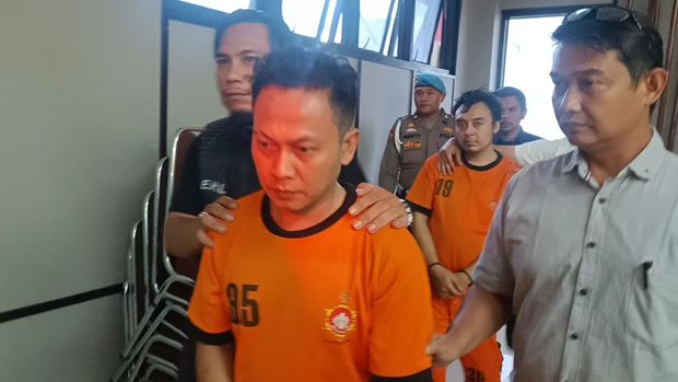 Polisi menangkap dua perampok yang membunuh pengemudi taksi online, Ujang Adiwijaya (57) di Tol Jagorawi, Bogor, Jawa Barat. Kedua pelaku yakni IS dan AH.