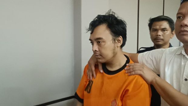 Polisi menangkap dua perampok yang membunuh pengemudi taksi online, Ujang Adiwijaya (57) di Tol Jagorawi, Bogor, Jawa Barat. Kedua pelaku yakni IS dan AH.