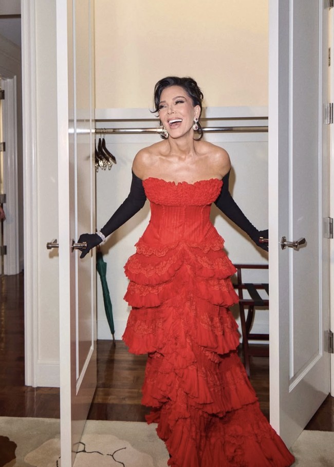 Kris tampil memukau dalam gaun merah  dan sarung tangan hitam panjang. Anak-anak perempuannya pun turut hadir dengan penampilan tak kalah anggun.  Foto: dok. Instagram @krisjenner