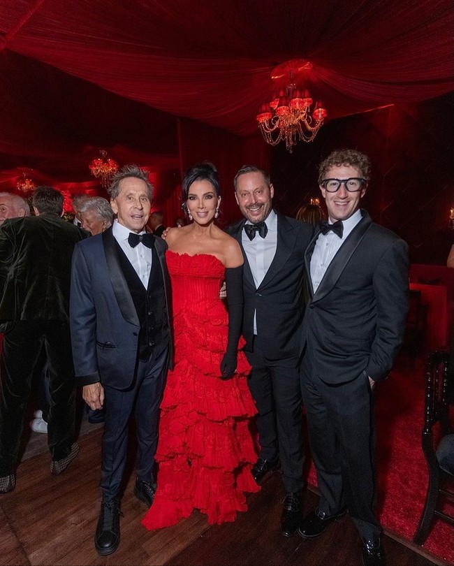 Menurut sumber TMZ, pesta 007 yang dijuluki ‘0070’ itu bahkan membuat beberapa tetangga di Beverly Hills menelepon polisi karena musik yang terlalu keras. Penyebabnya karena kebisingan dari penampilan langsung dari Bruno Mars, yang sukses membuat para tamu berdansa dan bersorak sepanjang malam. Foto: dok. Instagram @krisjenner