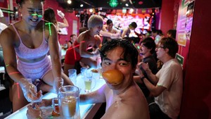 Bar ini menampilkan perempuan berotot yang memeras jeruk bali dengan tangan kosong di hadapan pengunjung. REUTERS/Kim Kyung-Hoon