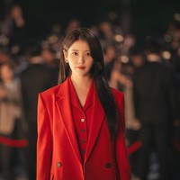 Drama fantasi romantis ini mengikuti kisah IU sebagai Sung Hee Joo. Meski jadi pewaris konglomerat dan punya segalanya, ia mendapat diskriminasi karena berstatus rakyat biasa di tengah masyarakat monarki konstitusional. Foto: dok. MBC