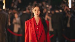 Bye Aesun! IU Gak Miskin Lagi di Drakor Perfect Crown