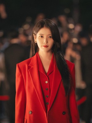 Bye Aesun! IU Gak Miskin Lagi di Drakor Perfect Crown