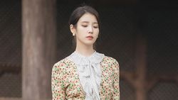 Bye Aesun! IU Gak Miskin Lagi di Drakor Perfect Crown