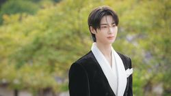 Bye Aesun! IU Gak Miskin Lagi di Drakor Perfect Crown