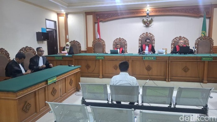 Persidangan terhadap terdakwa  I Dewa Gede Putra Bali di Pengadilan Tipikor Denpasar, Kamis (13/11/2025).