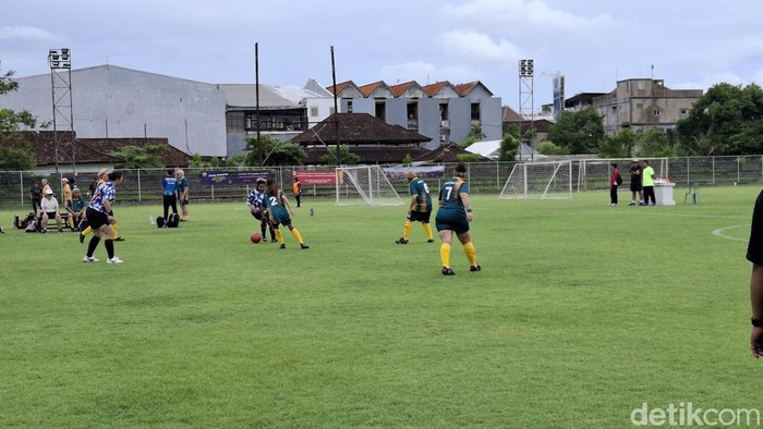 Pertandingan sepakbola berjalan di ajang Asia-Pacific Walking Football Cup 2025 di Lapangan Gelora Samudra, Kuta, Badung, Bali, Kamis (12/11/2025).(Foto: Fabiola Dianira/detikBali)