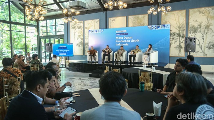 Indonesia tengah memperkuat posisi di industri kendaraan listrik global. Dukungan kebijakan, investasi, dan hilirisasi nikel menjadi kunci pertumbuhan sektor ini.