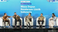Para narasumber dari ESDM, PLN, VinFast Indonesia, dan pengamat otomotif membagikan pandangan mengenai strategi memperkuat ekosistem kendaraan listrik nasional. 