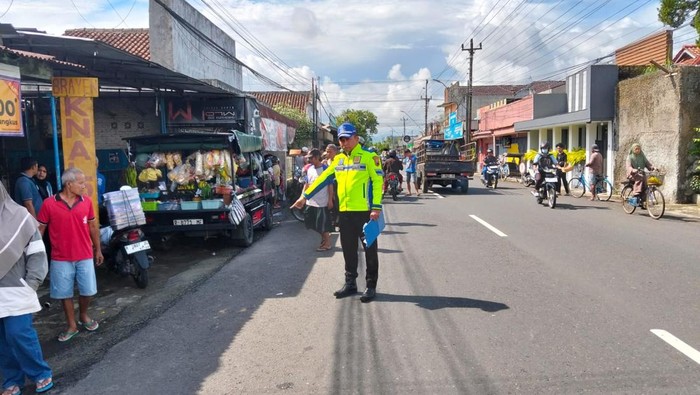 Petugas kepolisian melakukan olah TKP kecelakaan lalu lintas di Jalan DI Panjaitan Purwokerto, Kamis (13/11/2025).