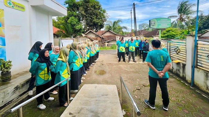 Petugas Puskesmas Ciracap mengikuti apel Hari Kesehatan Nasional ke-61 sebagai wujud komitmen meningkatkan pelayanan kesehatan masyarakat.