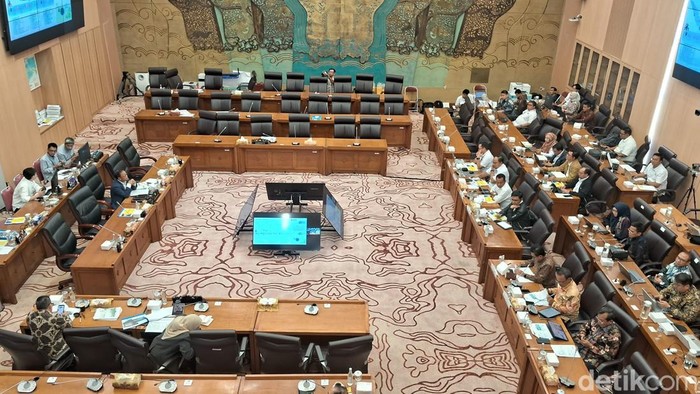 Plt Direktur Jenderal Ketenagalistrikan Kementerian ESDM, Tri Winarno dalam Rapat Dengar Pendapat (RDP) bersama Komisi XII DPR RI di Kompleks Parlemen, Senayan, Jakarta, Kamis (13/11/2025).