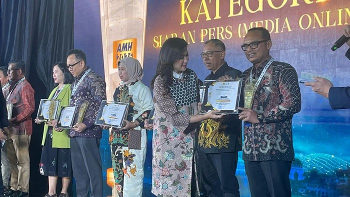 Plt Kadis Kominfo, Teza saat terima Anugrah Media Humas dan Kabid IKP Fahmi bersama Menkomdigi (Dok Diskominfo Riau)