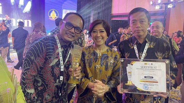 Plt Kadis Kominfo, Teza saat terima Anugrah Media Humas dan Kabid IKP Fahmi bersama Menkomdigi (Dok Diskominfo Riau)